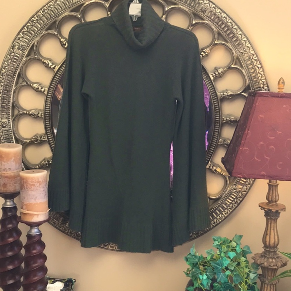 Beautiful Green 100 percent Cashmere sweater  size S/M with wide sleeves